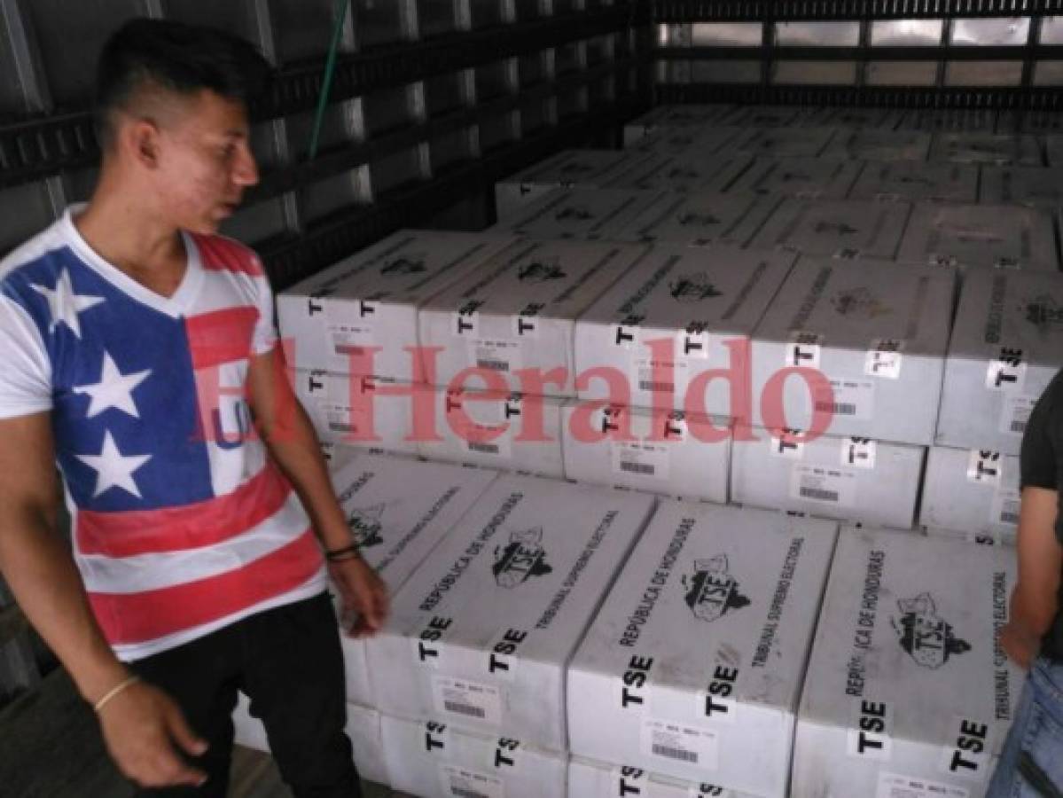 Tribunal Supremo Electoral comienza a cargar camiones con maletas electorales para ser llevadas a toda Honduras