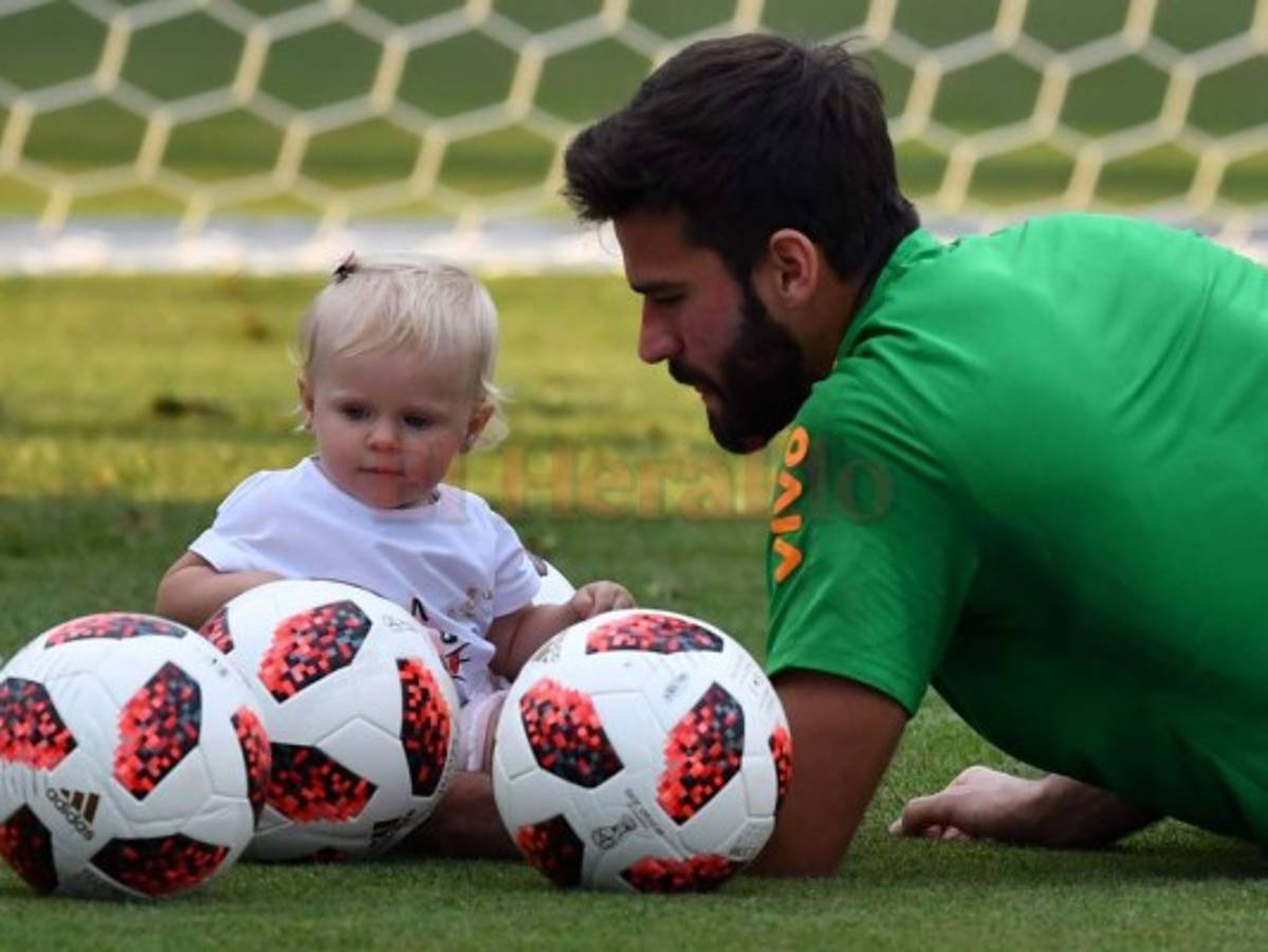 Las fotos de la hija de Alisson Becker que enternecen el entrenamiento de Brasil  