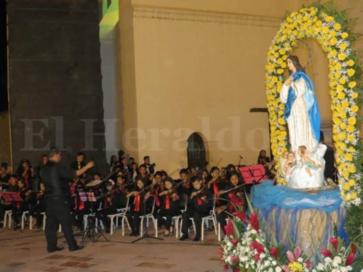 Comayagua celebra 479 años de fundación con juegos pirotécnicos