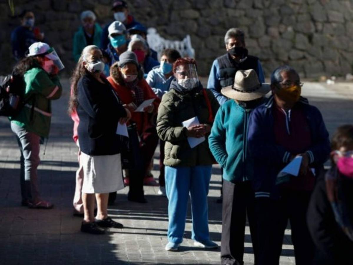 México inicia vacunación de población mayor a los 60 con la vacuna de AstraZeneca