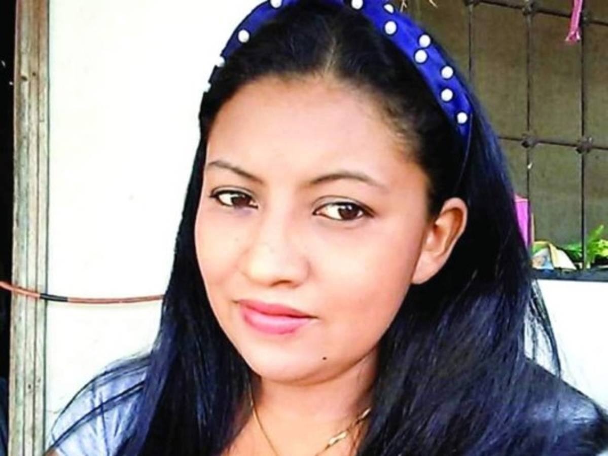 Motorizadas matan a mujer frente a su hija de seis años en Cortés