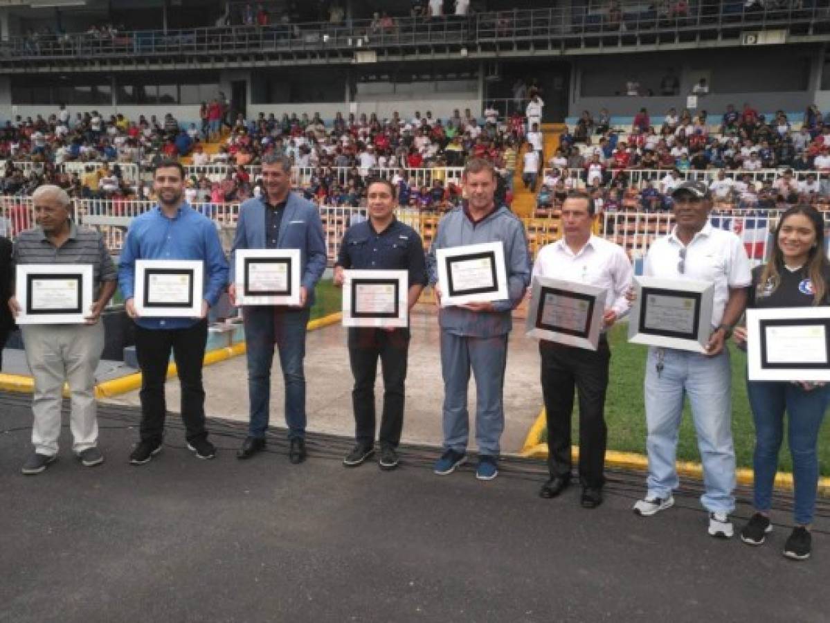 Liga Nacional Profesional premia exjugadores y dirigentes de Honduras