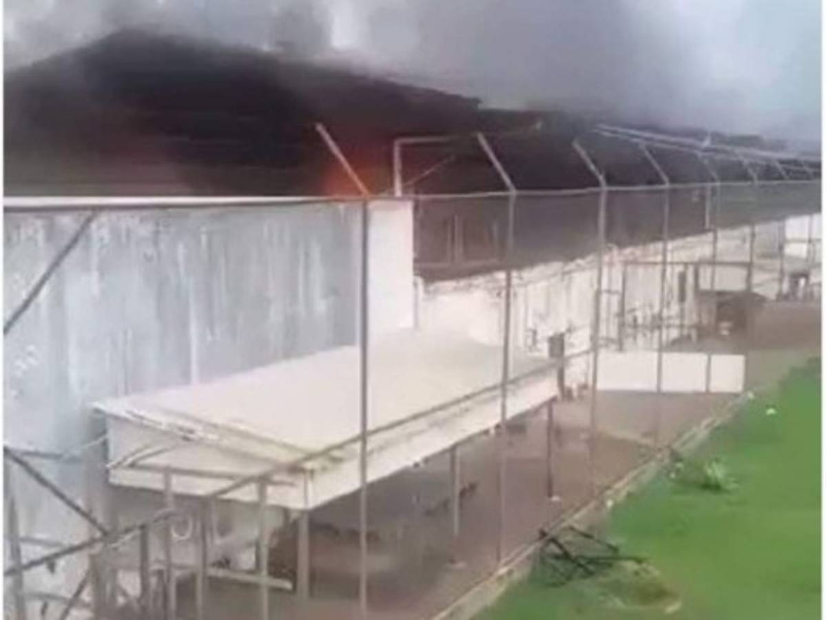 Desde horas tempranas de la mañana trascendió la información de que dentro de la granja penal se estaban quemando los cuerpos de varios reos. Foto: Twitter Adriano Direitasso