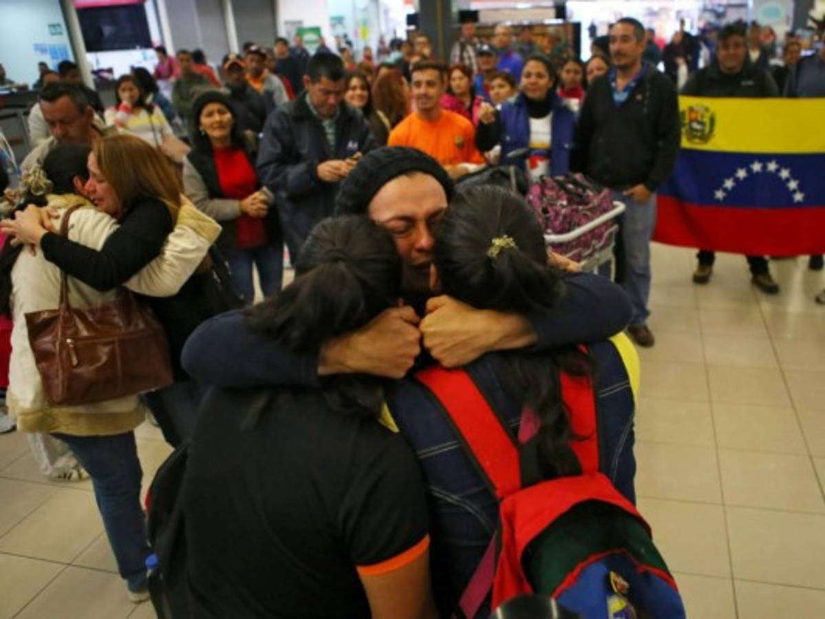 Migrantes regresan a Venezuela en avión enviado por Nicolás Maduro