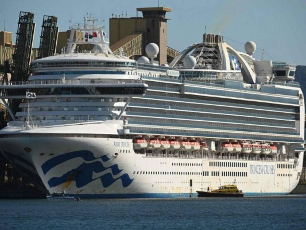 Más de 60 pasajeros de crucero australiano anclado en Uruguay tienen coronavirus