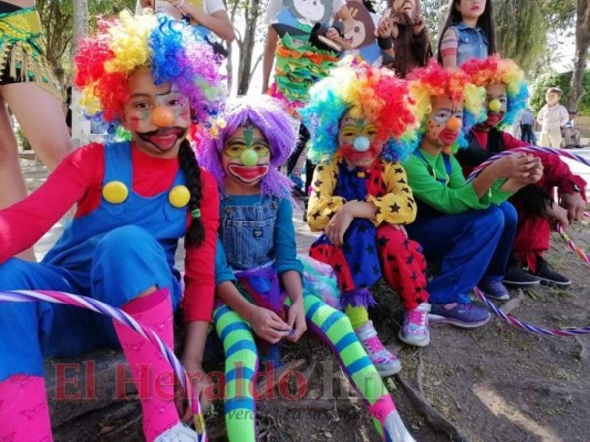 Los pequeños artistas de la risa demuestran que el arte y los libros se divierten juntos.