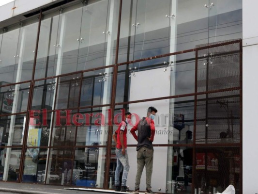 Comercios de la capital de Honduras toman medidas de protección previo a las elecciones (Fotos)