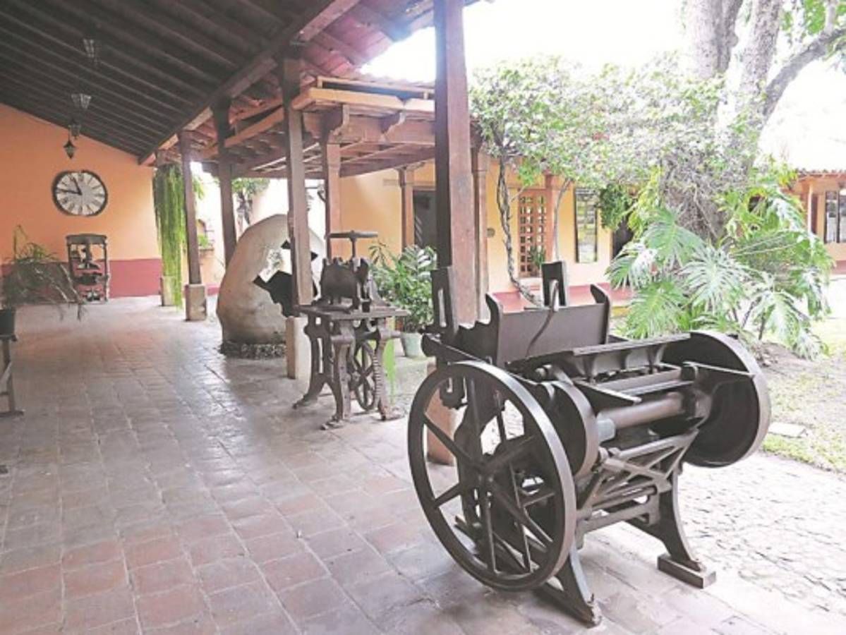 Guardianes del enigma y de la historia