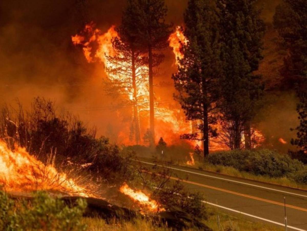 El incendio más grande de California quema casas mientras los incendios abrasan el oeste