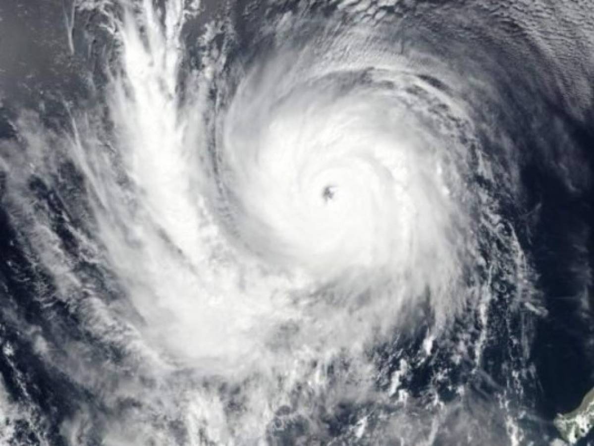 Huracán Rosa se fortalece a categoría 4 frente a costa del Pacífico mexicano  