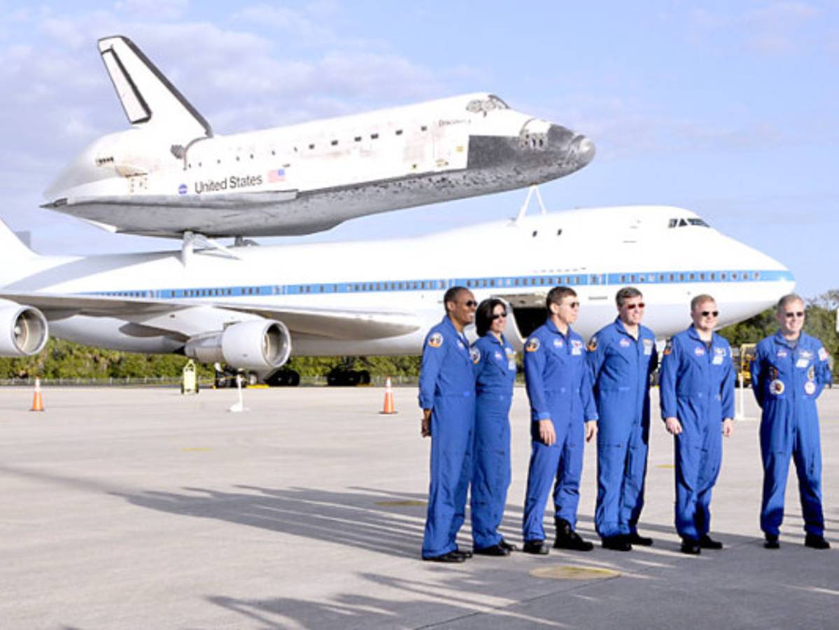 Transbordador Discovery en el último despegue, hacia el museo