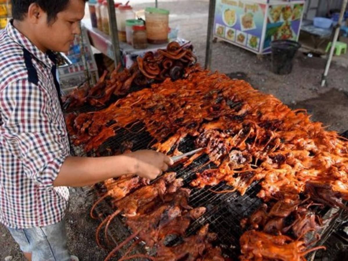 Las parrillas son lo primero que se ubica en la tienda, cerca la carretera y bajo carpas.