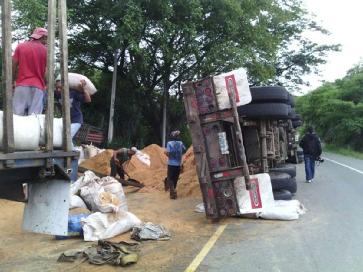 Honduras: Rastra cargada vuelca en carretera a Olancho