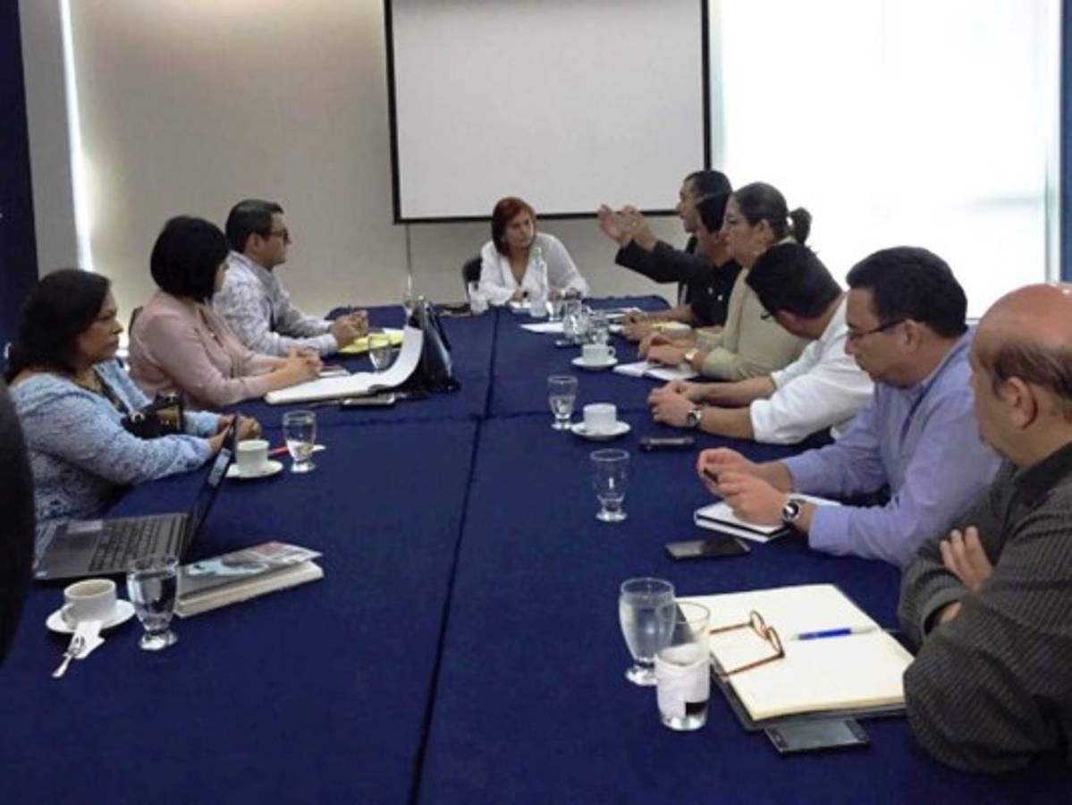 El cierre de negocios abre polémica entre empresarios y la DEI