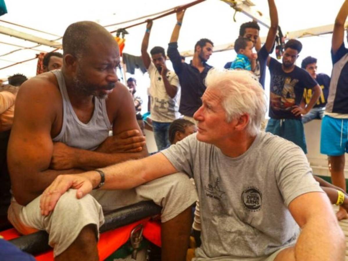 Actor Richard Gere visita migrantes varados en el Mediterráneo