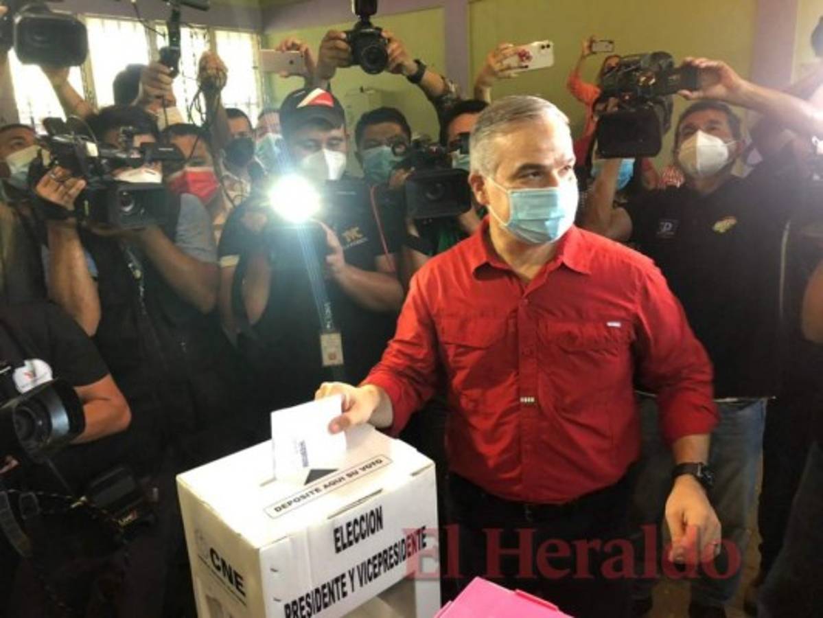 Entre empujones y cámaras, Yani Rosenthal ejerció el voto junto a toda su familia (FOTOS)