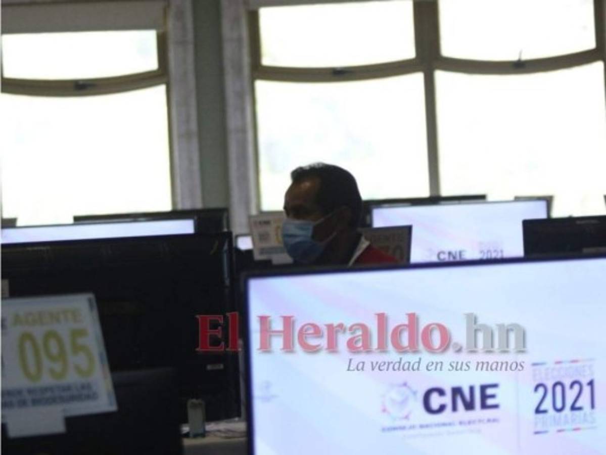FOTOS: Hermetismo y retrasos en el centro de cómputo del CNE