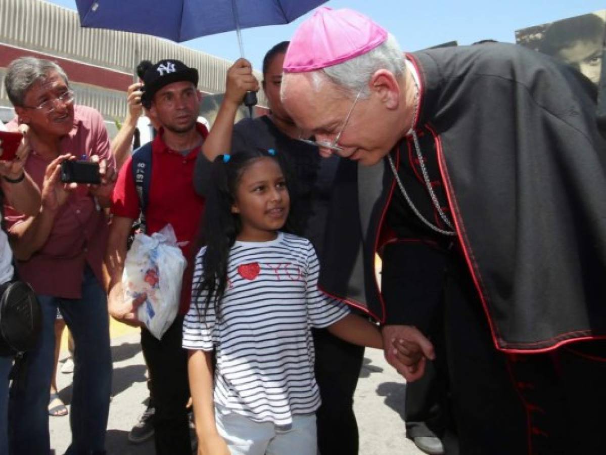 Con ayuda de obispo, familia de migrantes hondureños cruzó y solicitó asilo en Estados Unidos