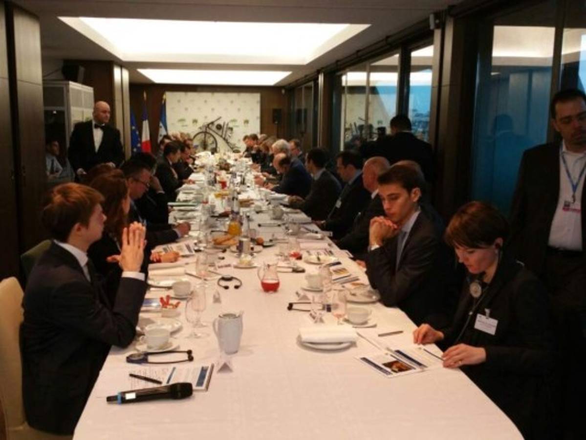 Hernández se reúne con miembros del Movimiento de Empresas de Francia