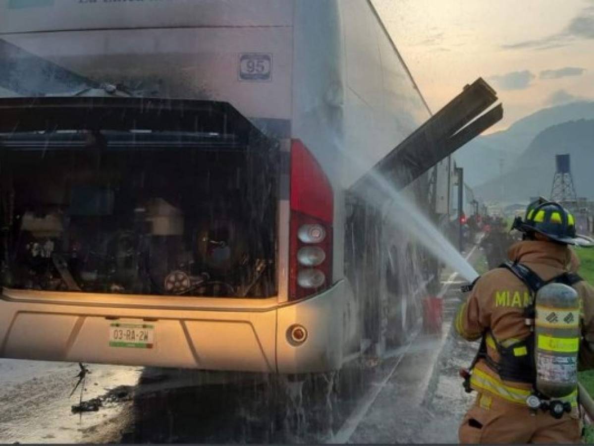 Bus donde viajaban migrantes hondureños se incendia en Guatemala