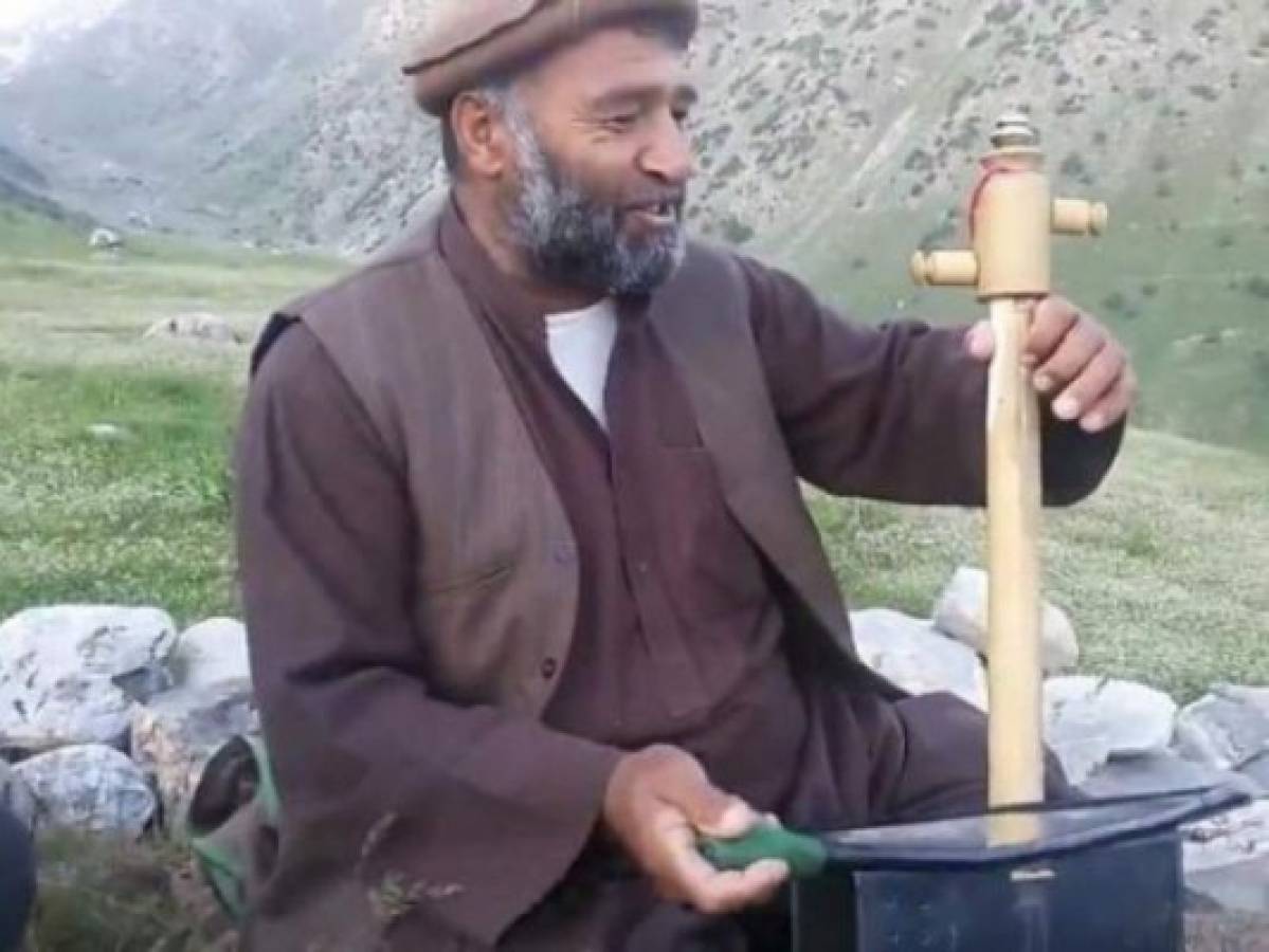 Talibanes ejecutan a cantante afgano con el que habían departido