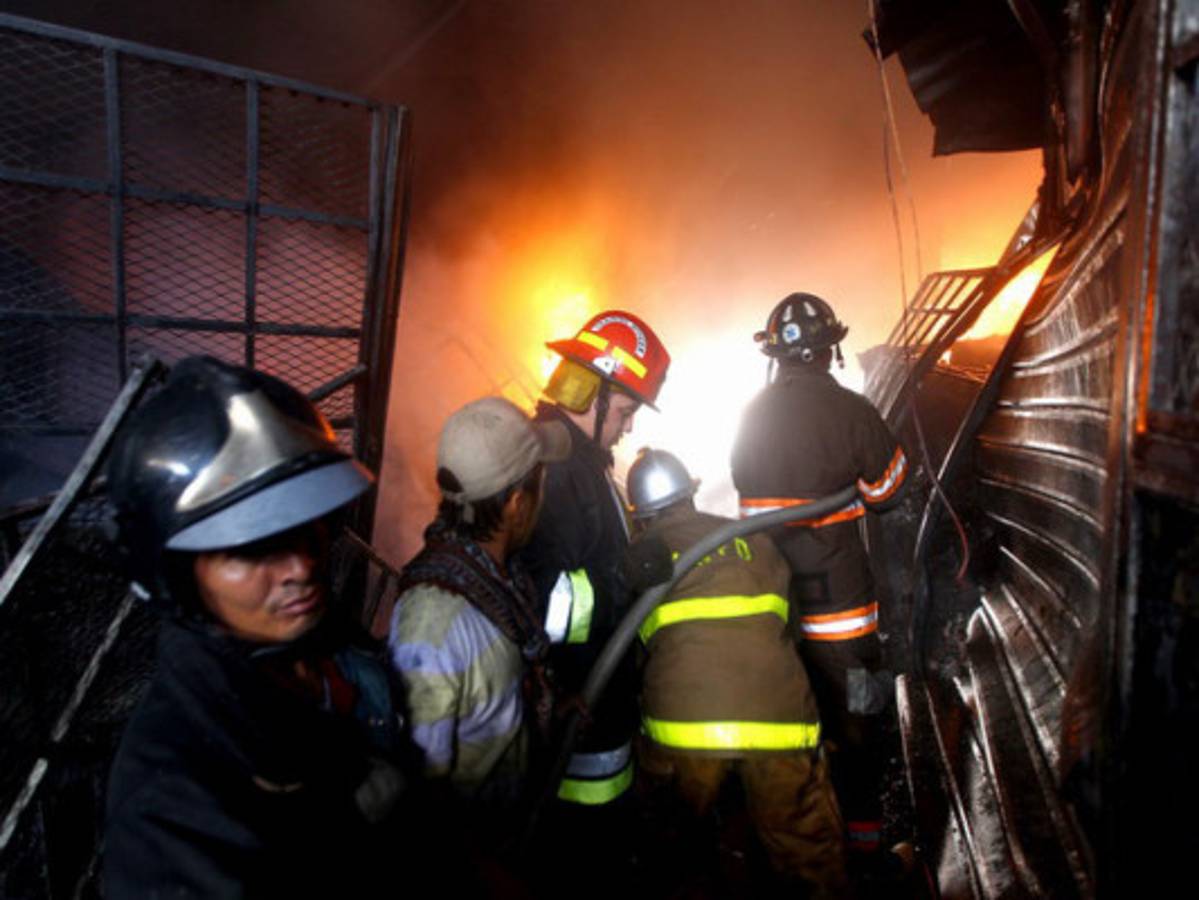 Voraz incendio arrasa con seis mercados de la capital de Honduras