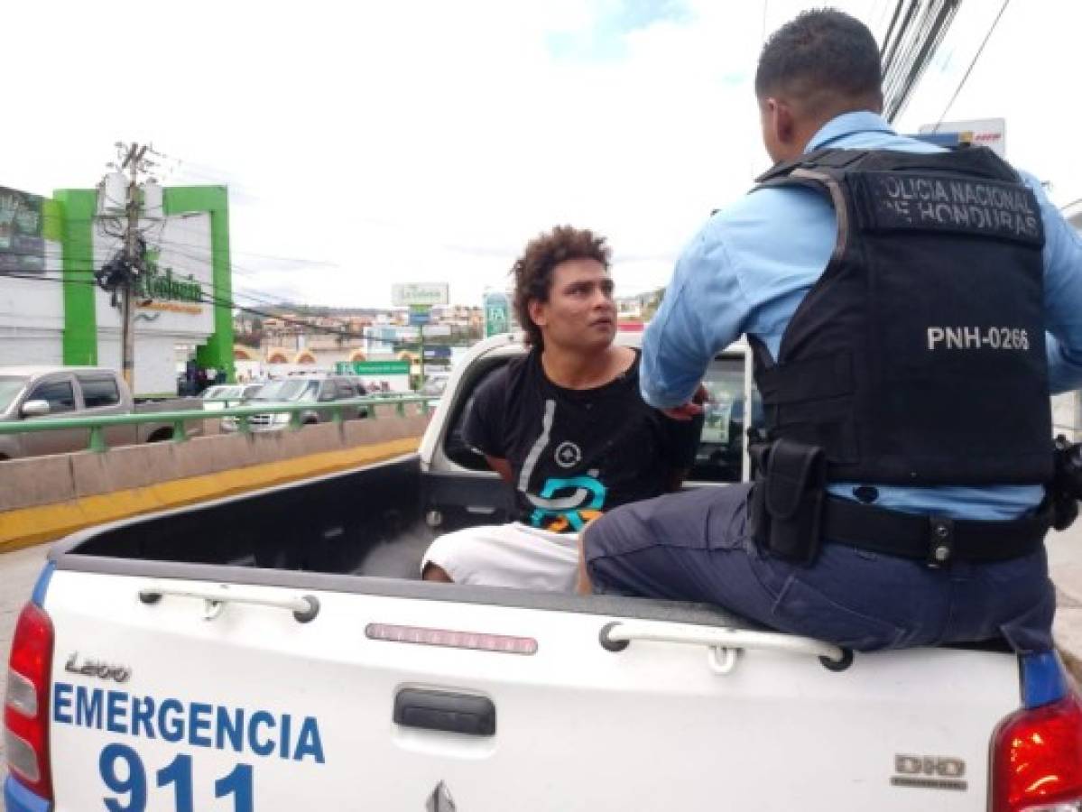 Con machete en mano hondureño detiene a un supuesto ladrón en la capital de Honduras
