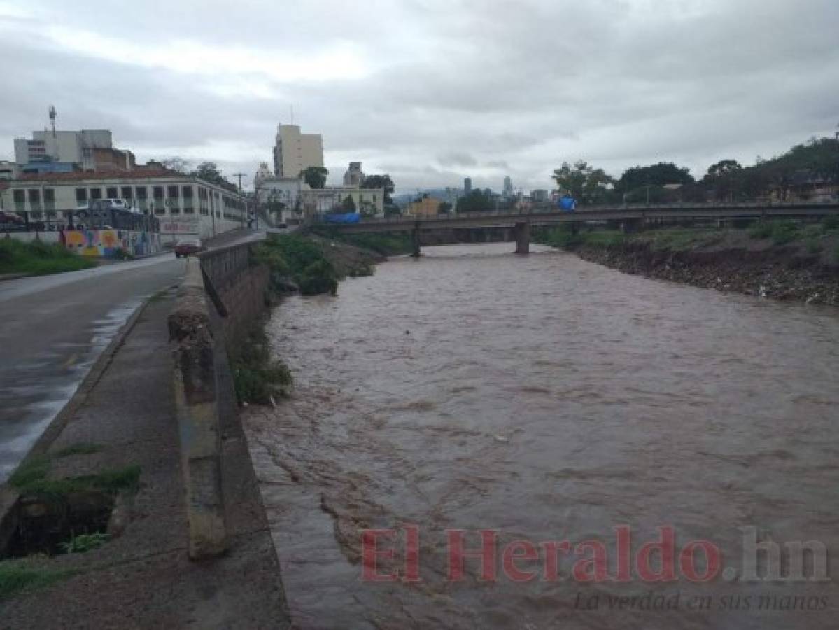 Los niveles de los ríos que cruzan por la capital son monitoreados por las autoridades municipales y cuerpos de socorro. Foto: Alex Pérez/El Heraldo.