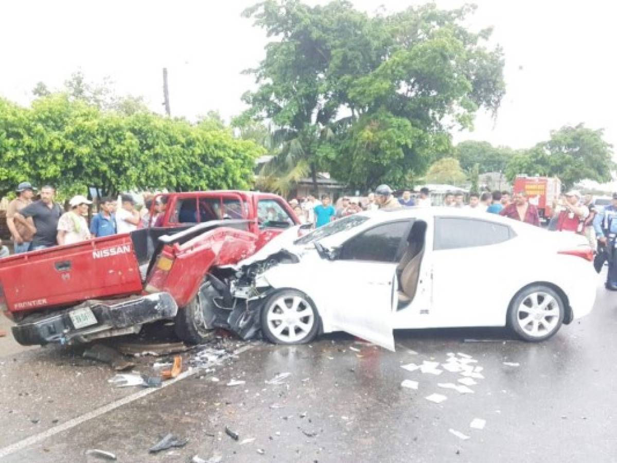 Familia se salva de morir al caer su vehículo a un precipicio en carretera a Cortés