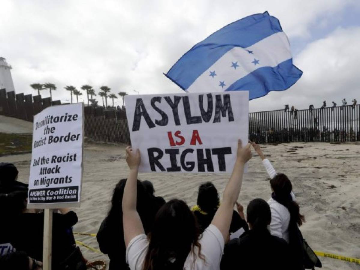 Estados Unidos alega que no puede aceptar peticiones de asilo de caravana migrante  