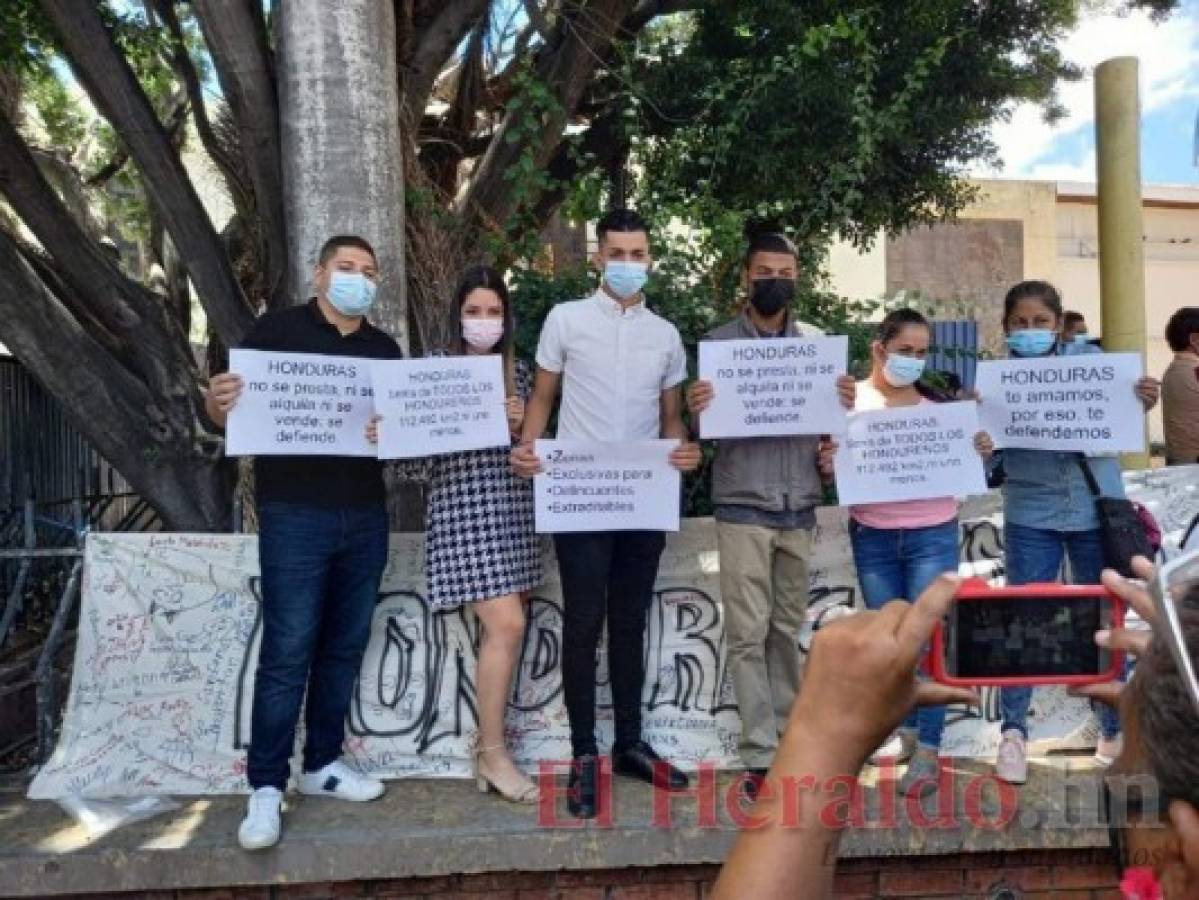 'Honduras no se presta, ni se alquila ni se vende, se defiende', decían algunos de los carteles que llevaron los manifestantes.