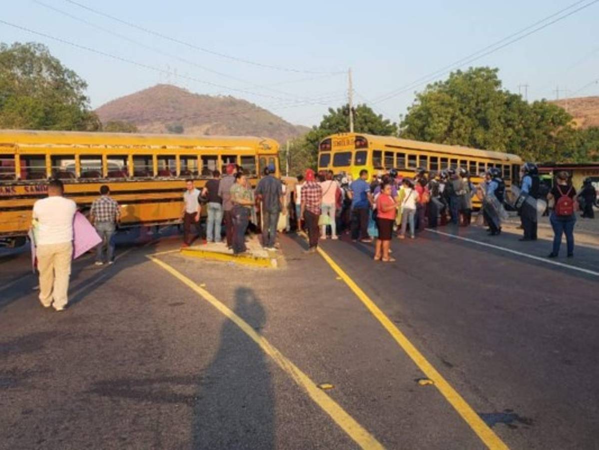 Pobladores de Marcovia bloquean calles y exigen canales de alivio y bordas en el río Choluteca