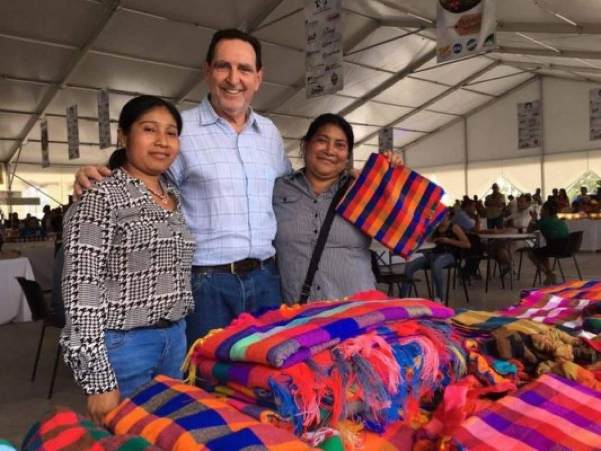 Lawrence Gumbiner, encargado de negocios de la Embajada de EEUU, disfrutó de artesanías hondureñas