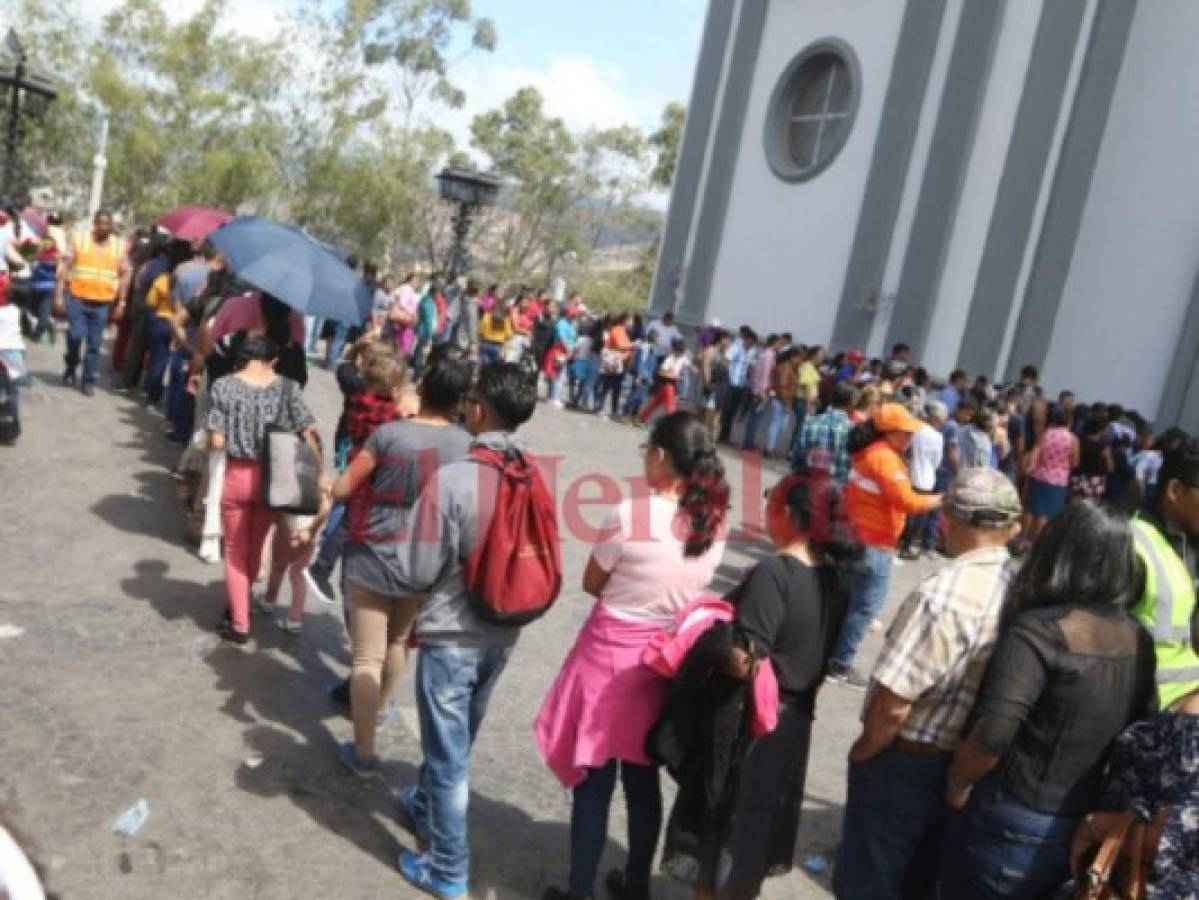 Enormes filas se formaron a inmediaciones de la Basílica Menor de Suyapa.