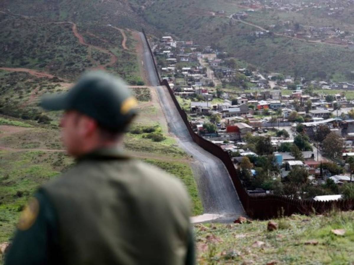 Piden bloquear desvío de fondos para muro fronterizo en Estados Unidos