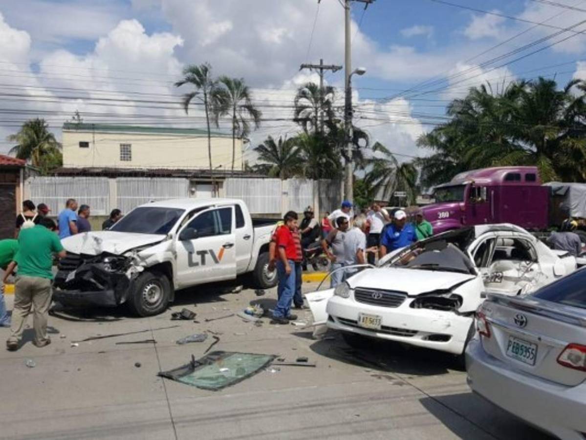 Fuerte colisión deja un muerto y cuatro personas heridas en San Pedro Sula
