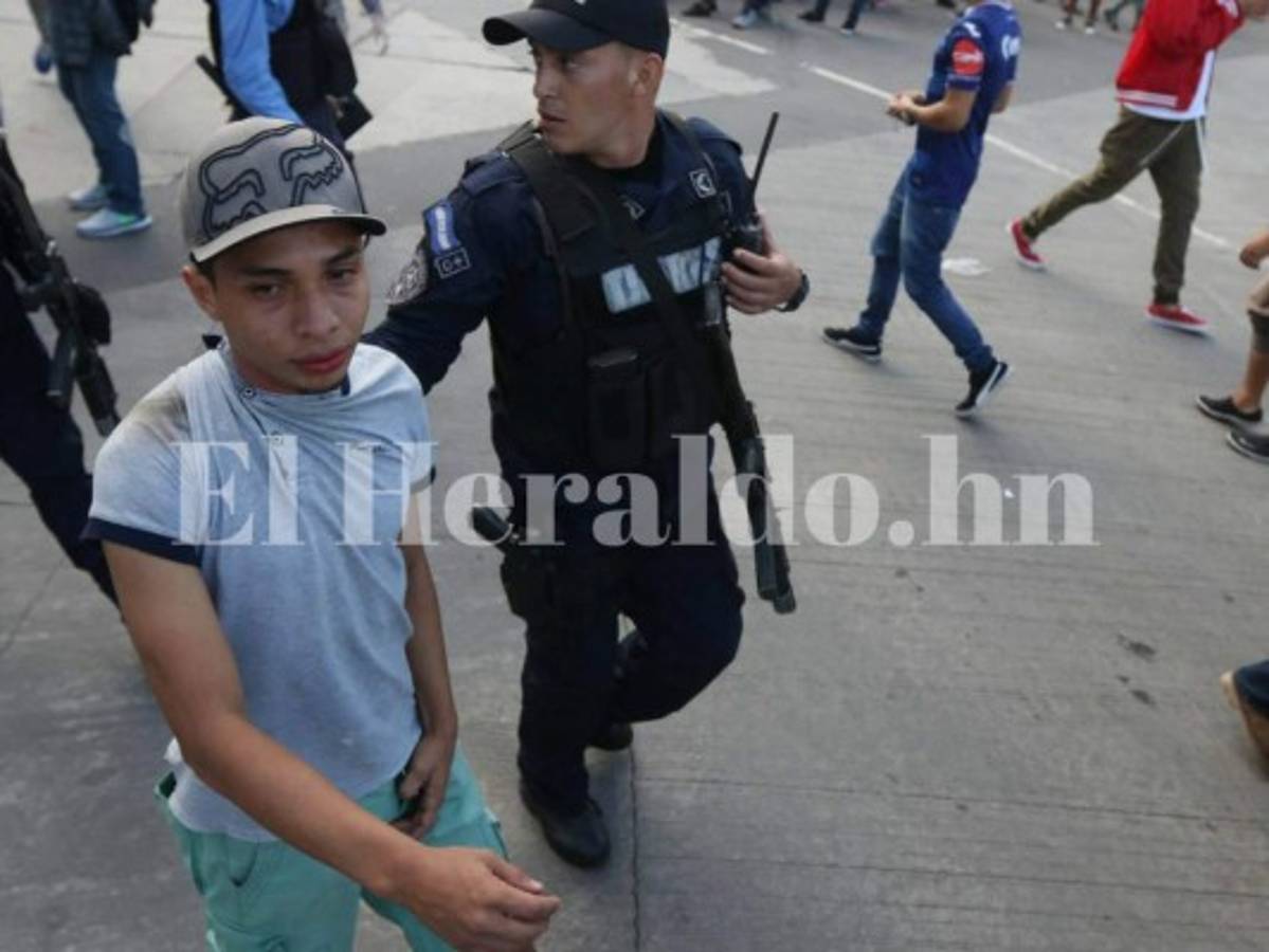 Heridos y detenidos deja enfrentamiento de barras en el clásico Olimpia vs Motagua en el Nacional de Tegucigalpa