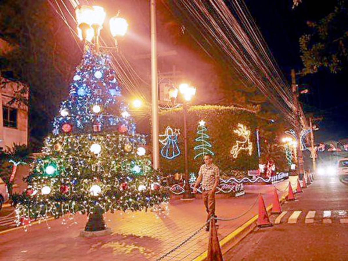 Capitalinos viven con intensidad la víspera de la Navidad