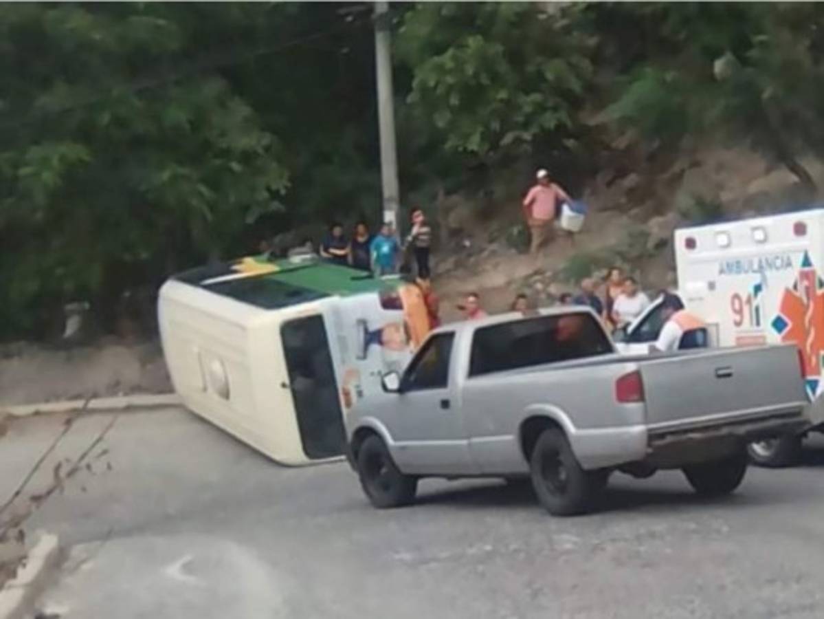 Rapidito se vuelca en la colonia Arturo Quezada después de que una llanta estallara