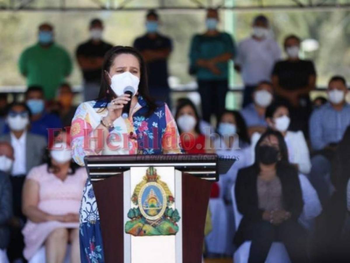 La primera dama, Ana García de Hernández durante su mensaje a la población y a los funcionarios de Salud. Foto: Emilio Flores/ EL HERALDO