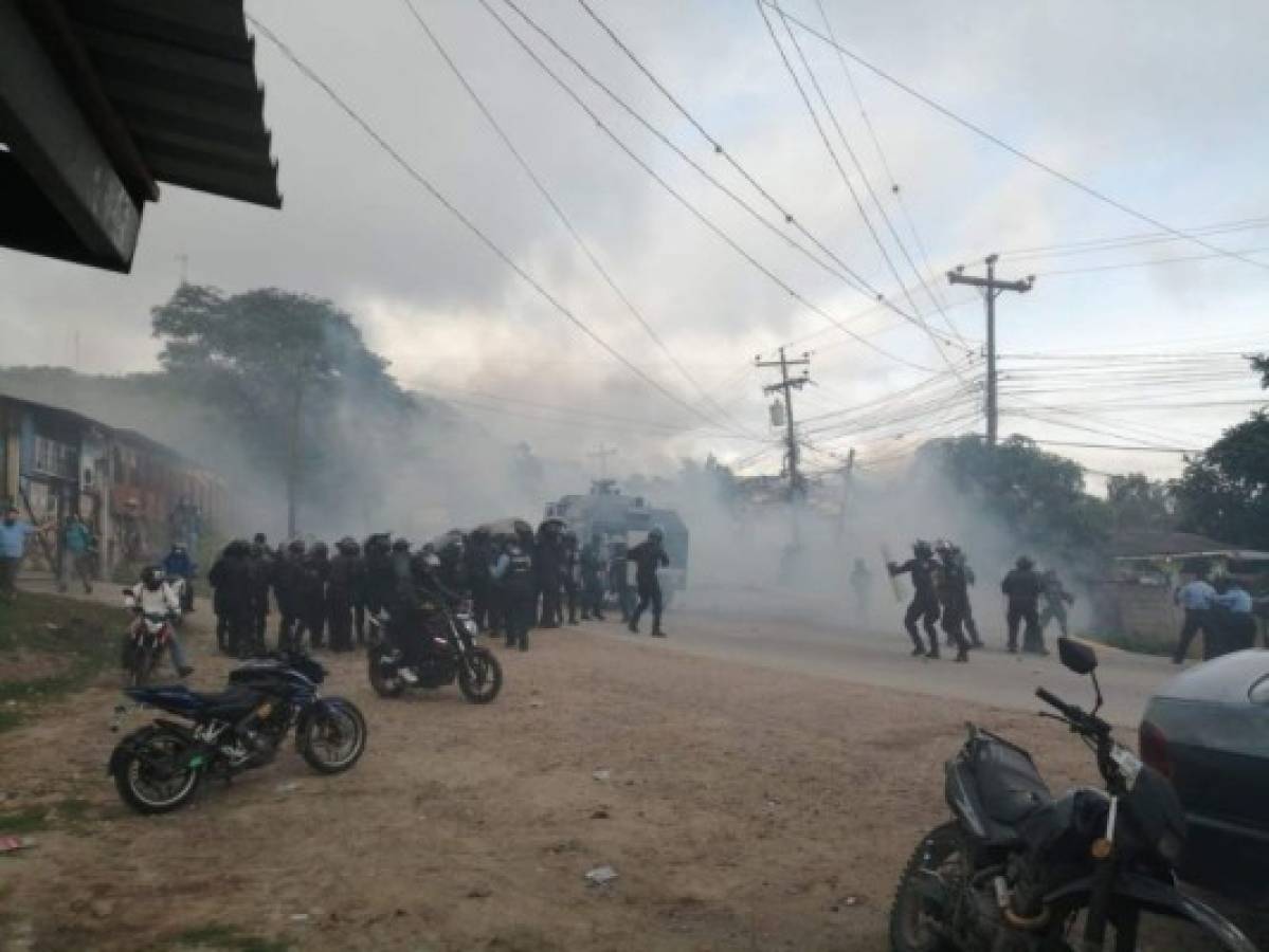 Con gas lacrimógeno desalojan a manifestantes en carretera al sur
