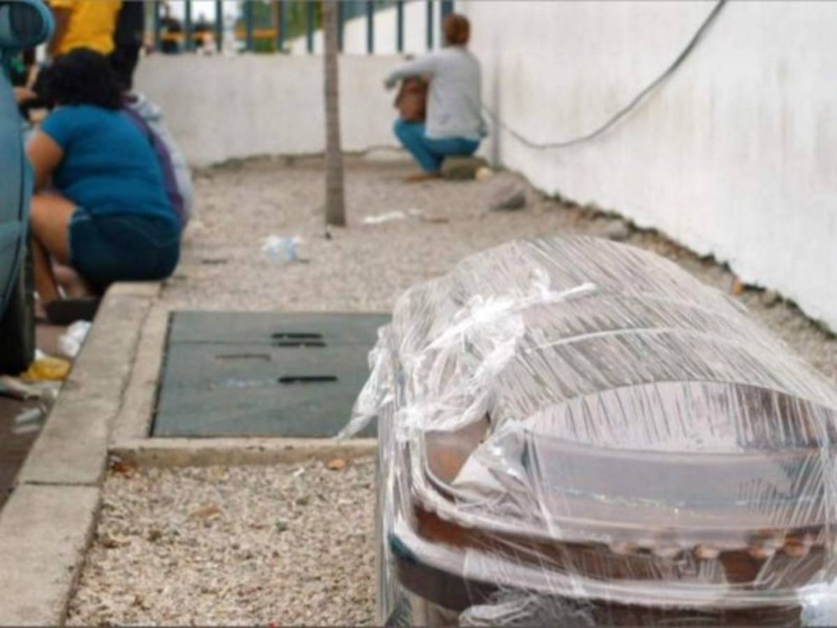 Conductor de carroza fúnebre deja botado cuerpo por temor al Covid-19