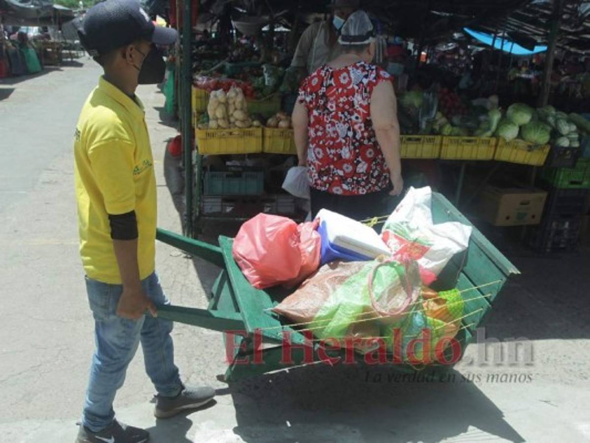 'Yo todo el pisto que hago se lo doy a mi mamá”: Edison y su trabajo en el mercado