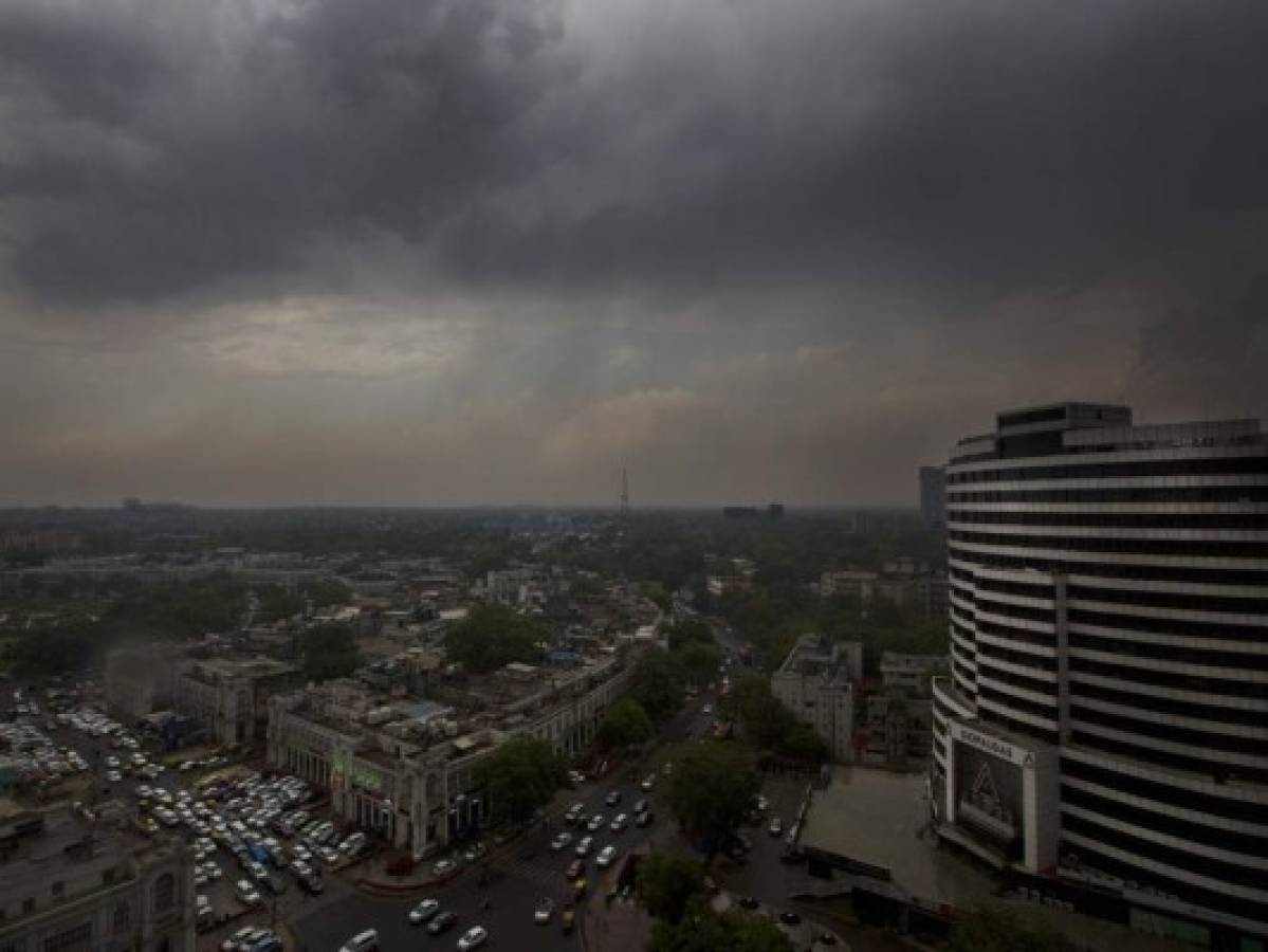 Tormenta de polvo y lluvia deja 14 muertos en norte de India