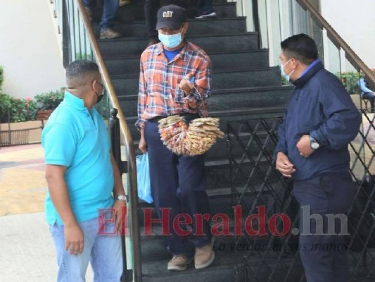 Con su canastilla de cacahuates, otro vendedor desciende del hemiciclo. Foto: Efraín Salgado/El Heraldo