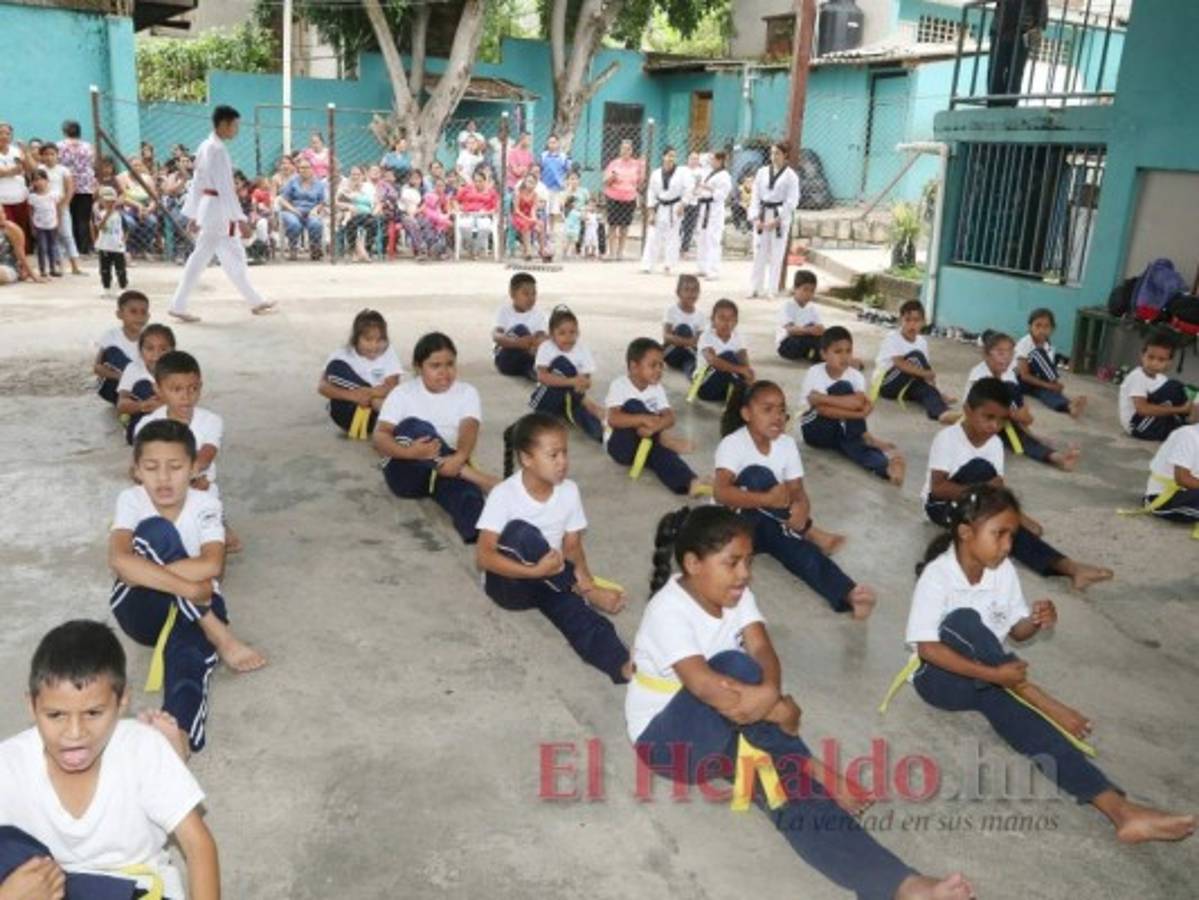 Menores aprenden de disciplina con el taekwondo