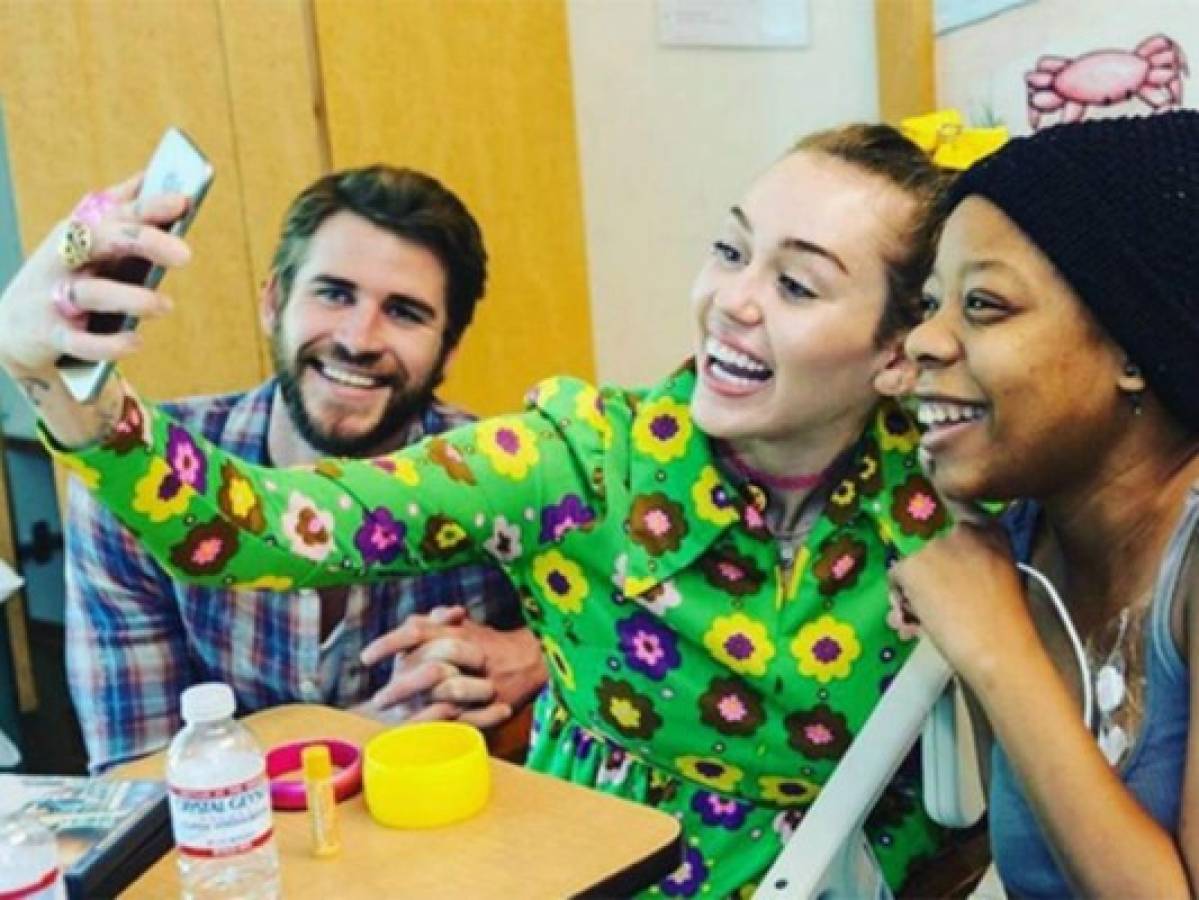 Miley y su novio Liam Hemsworth llevan alegría a varios niños de un hospital