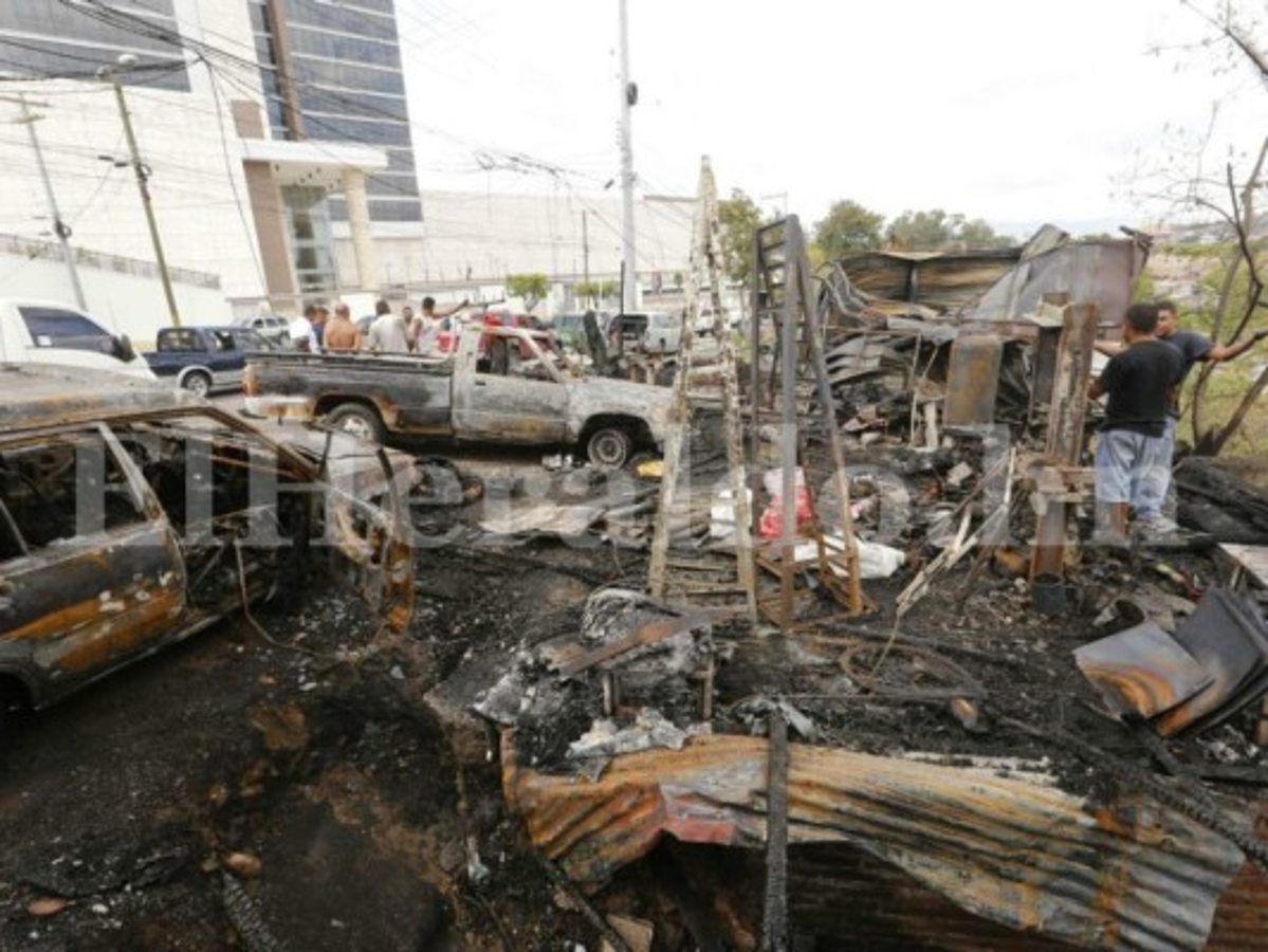 Voraz incendio consume taller automotriz en la capital de Honduras