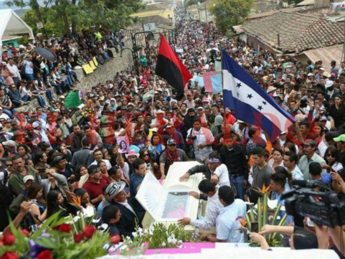 Entierran los restos de la líder indígena Berta Cáceres