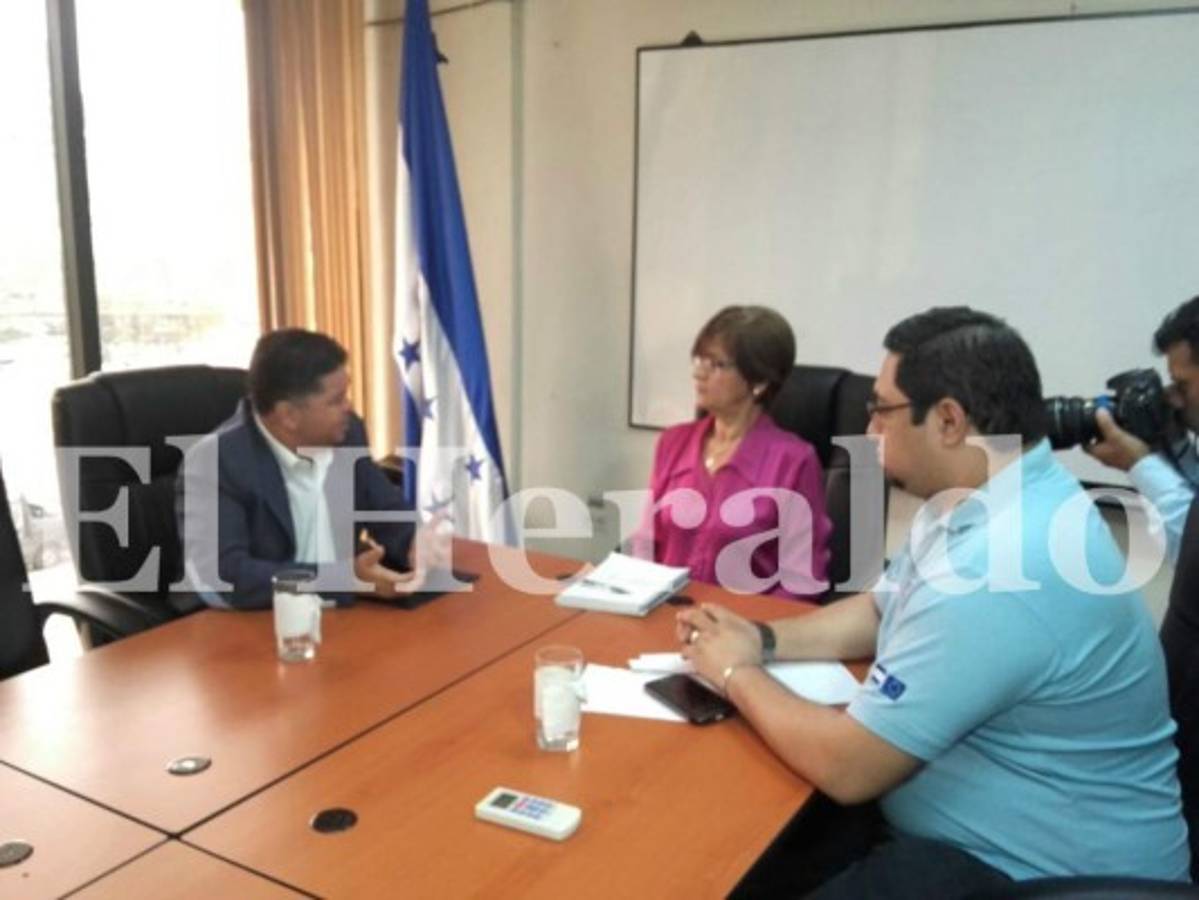 El comisionado general Ramón Sabillón fue recibido por la comisionada adjunta, Linda Lizzie Rivera, quien lo atendió en compañía de otros funcionarios del Conadeh, foto: Mario Urrutia/El Heraldo.